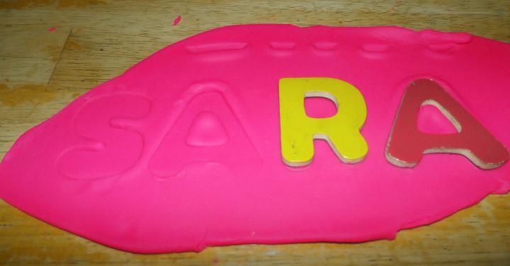 Preschoolers love play dough. Here are three ways preschoolers can learn the alphabet with playdough!